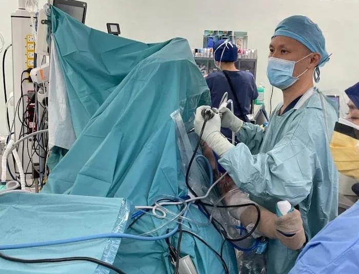 Shoulder Specialist in Singapore - Dr Bryan Wang in shoulder arthroscopy surgery